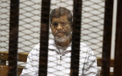 Le président islamiste égyptien Mohammed Morsi, dans le box des accusés, au tribunal du Caire, le 8 mai 2014. (Crédit : AP Photo/Tarek el-Gabbas, File)