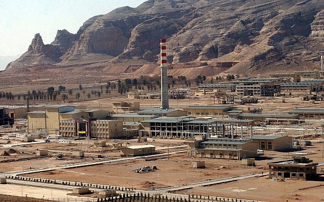 L'usine iranienne de transformation de l'uranium près d'Ispahan, qui retraite le concentré de minerai d'uranium en hexafluorure d'uranium gazeux, qui est ensuite acheminé à Natanz et envoyé dans les centrifugeuses pour enrichissement, le 30 mars 2005. (AP/Vahid Salemi)