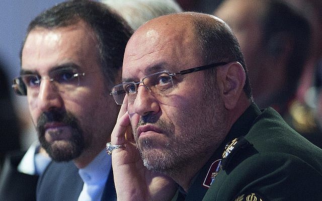 Le ministre iranien de la Défense de l'époque   Hossein Dehghan, à droite, en Russie, à la conférence de Moscou sur la sécurité internationale, le 26 avril 2017 (Crédit : AP/Ivan Sekretarev)