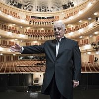 Le chef d'orchestre israélo-argentin Daniel Barenboim stands au Staatsoper de Berlin, le 29 septembre 2017. (Crédit : Bernd von Jutrczenka/dpa via AP)