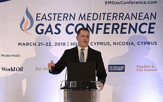 Le ministre chypriote de l'Energie, George Lakkotrypis, à la conférence sur le gaz de la Méditerranée orientale à Nicosie, à Chypre, le 21 mars 2018. (AP / Petros Karadjias)
