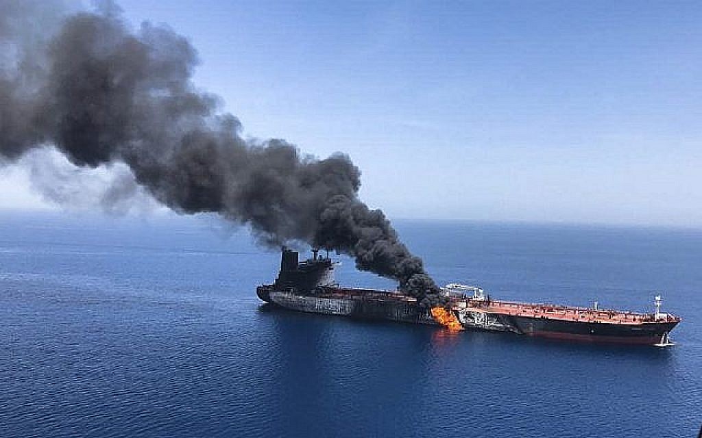 Un pétrolier en feu dans le golfe d'Oman, le 13 juin 2019, près du détroit stratégique d'Ormuz, où deux navires auraient été attaqués. (Crédit : Photo AP / ISNA)