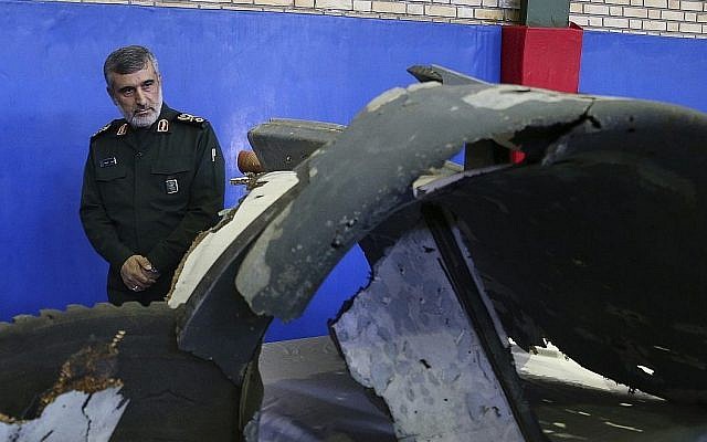 Le chef de la division aérospatiale des Gardiens de la révolution, le général de brigade Amir Ali Hajizadeh, examine les débris de ce que la division décrit comme le drone américain qui a été abattu jeudi 21 juin 2019 à Téhéran, Iran. (Meghdad Madadi/Tasnim News Agency/via AP)