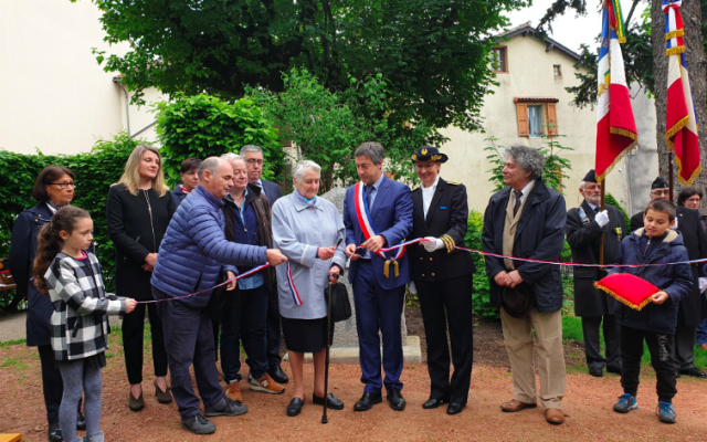 Marcelle Tarrié, au centre, lors de la cérémonie d’inauguration du square des Justes dans la ville d’Aurillac, dans le Cantal, le 27 mai 2019. (Crédit photo : Préfet du Cantal / Twitter)