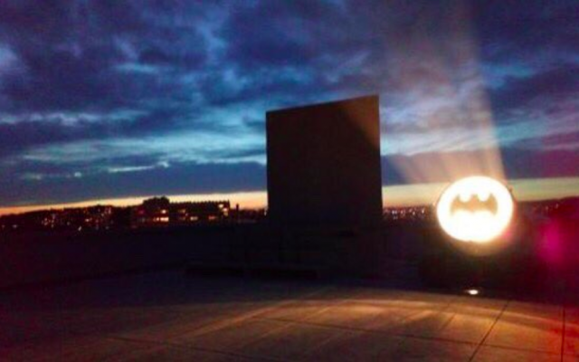 L’installation Bat-Signal de l’artiste Alex Israël illuminant le ciel de Marseille. (Crédit photo : Ville de Marseille / Twitter)