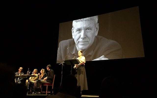 Ce 17 juin, au théâtre de l’Odéon, à Paris, une soirée était organisée en hommage à l’écrivain israélien Amos Oz. (Crédit photo : @DeniseSarah / Twitter)