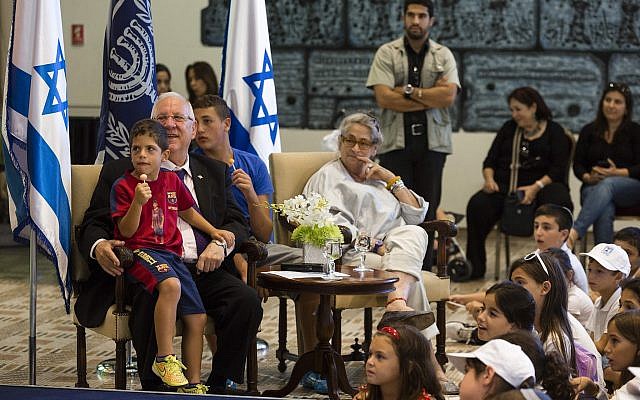Des enfants des villes frontalières de Gaza sont accueillis à la résidence du président Reuven Rivlin à Jérusalem, le 7 août 2014 (Crédit : Flash90)