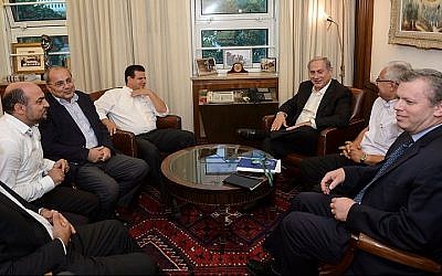 Le Premier ministre Benjamin Netanyahu rencontre des représentants du parti de la Liste arabe unie pour discuter de l'augmentation des budgets des villes arabes en Israël à la résidence du Premier ministre de Jérusalem, le 31 août 2015 (Crédit : Amos Ben Gershom/GPO)