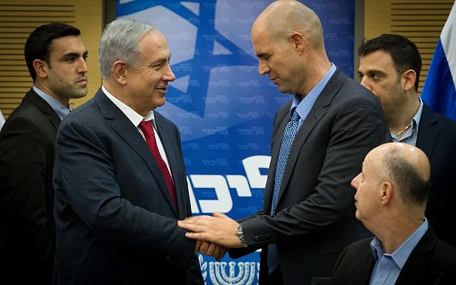 Le Premier ministre Benjamin Netanyahu (G) en compagnie du député Amir Ohana lors d'une réunion du Likud à la Knesset, le 11 janvier 2016. (Miriam Alster/Flash90)