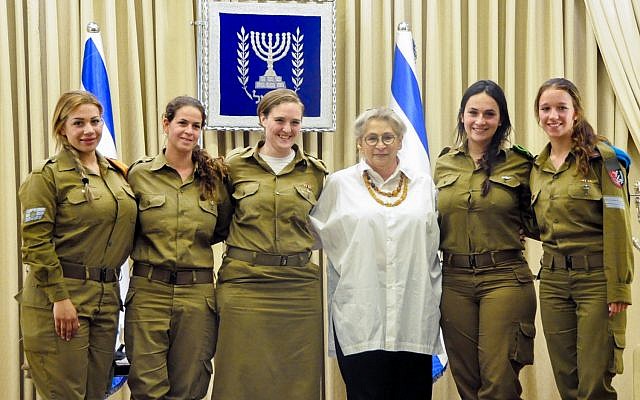 L'épouse du président israélien Nechama Rivlin reçoit des soldats seuls à l'occasion de la fête de Pessah à la résidence présidentielle, le 20 avril 2016. (Crédit : Tomer Reichman/GPO)