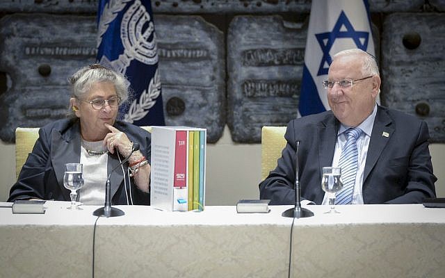 Le président israélien Reuven Rivlin et sa femme Nechama à un cours de Bible dans le cadre du projet 929, à la résidence prsidentielle, le 4 décembre 2016. (Crédit : Mark Neyman/GPO)