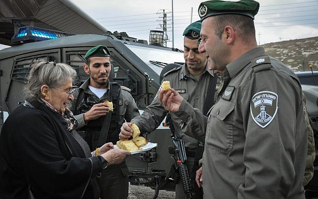 L'épouse du président Reuven Rivlin, Nechama, fait une visite surprise aux garde-frontières stationnés au checkpoint d'A-zaim pendant le fête juive de Hanoukka, le 28 décembre 2016 (Crédit : GPO)