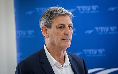 Ram Ben Barak, député Yesh Atid, assistant à une réunion de faction à la Knesset, le 15 janvier 2018. (Crédit : Yonatan Sindel/Flash90)