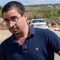 Le promoteur immobilier et personnalité du monde de la nuit Alon Kastiel lors de son arrivée à la prison Hermon, dans le nord d'Israël, pour y purger sa condamnation pour délits sexuels, le 26 août 2018 (Crédit :  Meir Vaknin/Flash90)