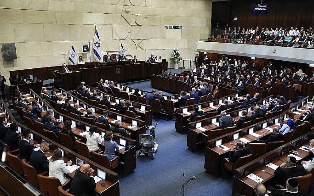 La salle plénière de la Knesset lors de la cérémonie de prestation de serment des membres de la Knesset alors qu'une nouvelle session s'ouvre après les élections, le 30 avril 2019. (Noam Revkin Fenton/Flash90)