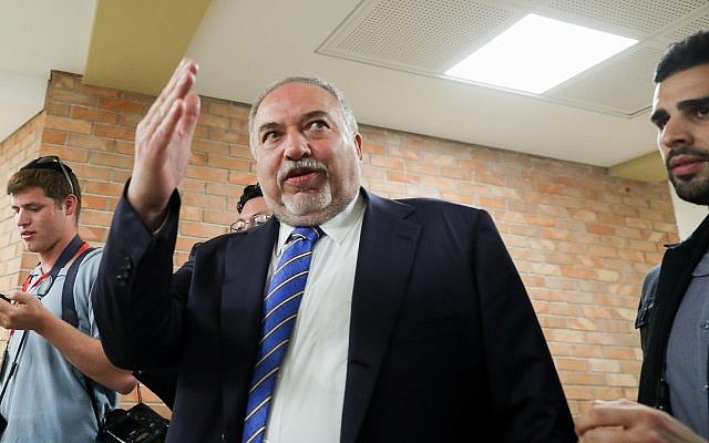 Avigdor Liberman, chef du parti Yisrael Beytenu, quitte la Knesset à l'issue d'une réunion de faction, le 29 mai 2019. (Noam Revkin Fenton/Flash90)