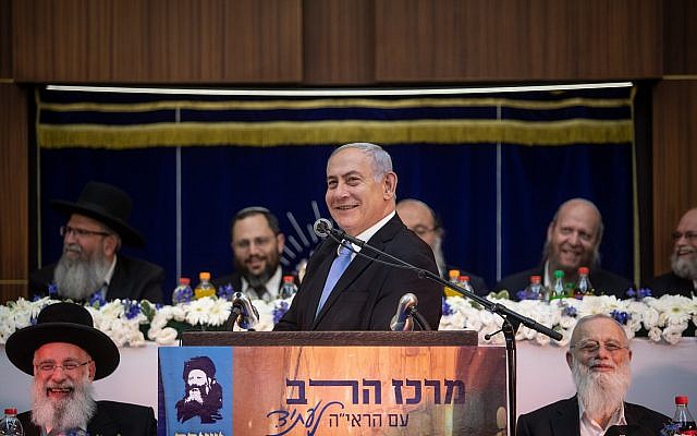 Le Premier ministre Benjamin Netanyahu prend la parole lors de la célébration de Yom Yeroushalayim à la Yeshiva Merkaz HaRav à Jérusalem, le 2 juin 2019. (Aharon Krohn/Flash90)
