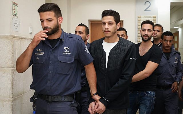 Meir Gamliel (au premier plan) et Natanel Sandrusi accusés de délit de fuite après avoir renversé et blessé gravement un garçon de 11 ans, arrivent à une audience au tribunal de district de Jérusalem, le 3 juin 2019. (Crédit : Noam Revkin Fenton/Flash90)