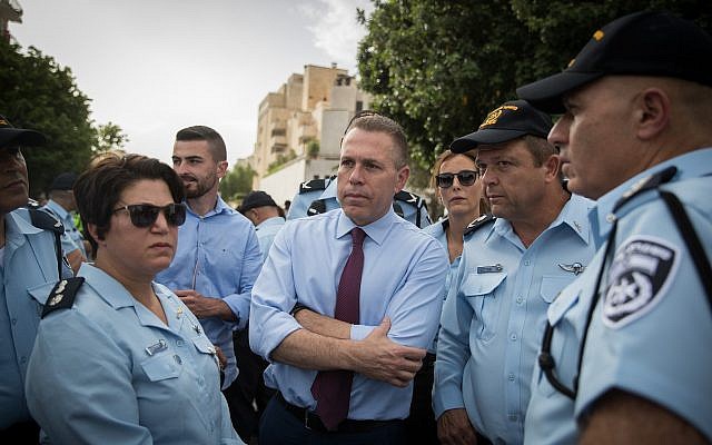 Le ministre de la Sécurité intérieure Gilad Erdan, (au centre), avec les forces de police lors du défilé annuel de la Gay Pride à Jérusalem, le 6 juin 2019. (Crédit : Yonatan Sindel/Flash90)