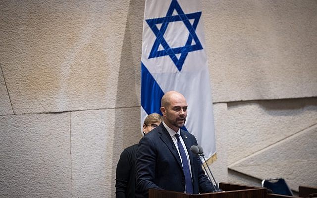 Amir Ohana, nouveau ministre de la Justice, durant sa cérémonie de prestation de serment à la Knesset de Jérusalem, le 12 juin 2019 (Crédit : Yonatan Sindel/Flash90)