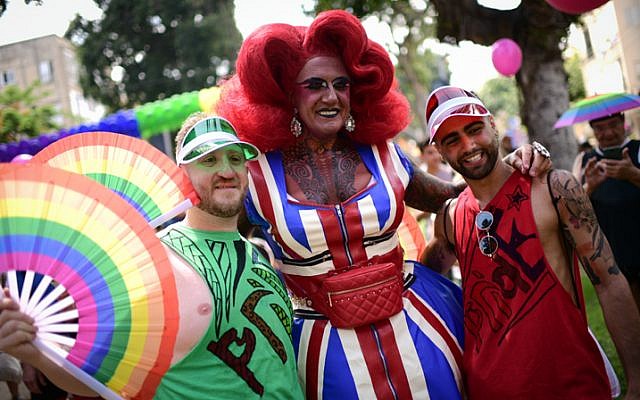 Des participants à la Gay Pride annuelle à Tel Aviv, le 14 juin 2019 (Crédit : Tomer Neuberg/Flash90)