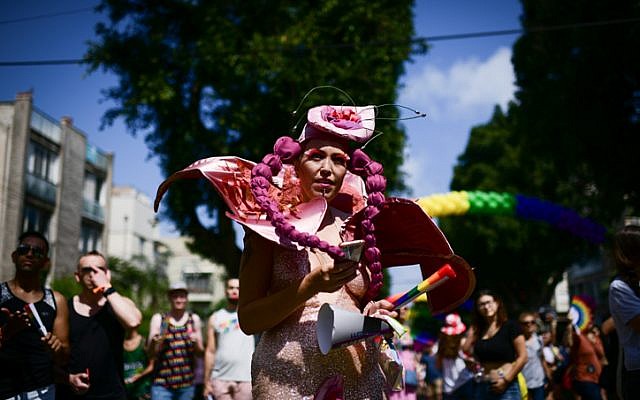 Des participants à la Gay Pride annuelle à Tel Aviv, le 14 juin 2019 (Crédit : Tomer Neuberg/Flash90)