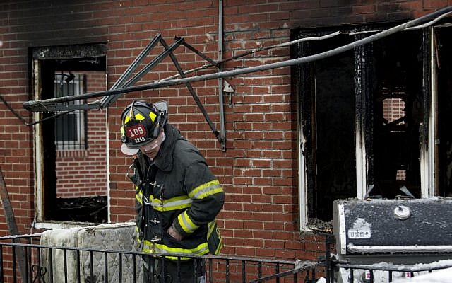 Illustrattion. Un pompier de New York sur les lieux d'un incendie domestique à Brooklyn. (Crédit : AP/Craig Ruttle)