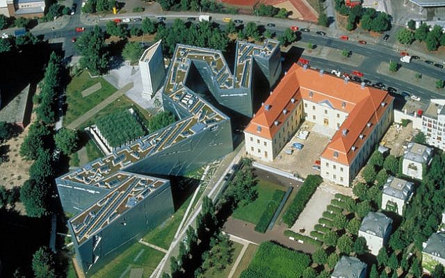 Vue aérienne du Musée juif de Berlin, une œuvre de l'architecte Daniel Libeskind. (Crédit photo : Wikipédia / CC BY 3.0)