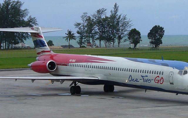Un appareil McDonnell Douglas MD-82 de la compagnie low-cost thaïlandaise One-Two-GO, sur le tarmac de l’aéroport de Phuket. (Seandigger / Wikipédia / Domaine public)