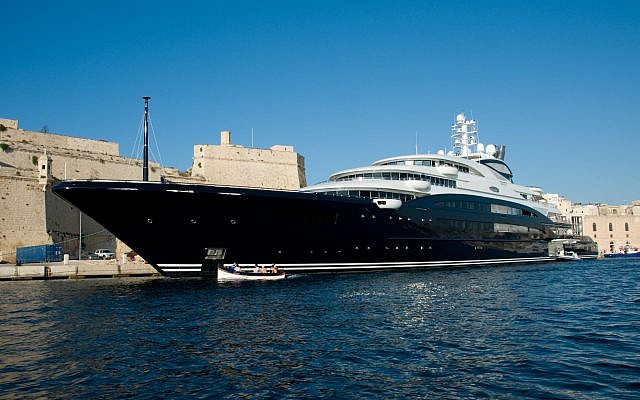 Serene, le yacht du prince héritier d'Arabie saoudite Mohammed Ben Salmane, à Malte. (Crédit : Ngw2009 at English Wikipedia)