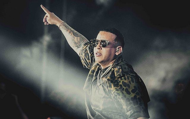 Daddy Yankee, célèbre chanteur de dancehall, ravit la foule réunie à Rishon Lezion, le 26 juin 2019 (Crédit : Live Nation)