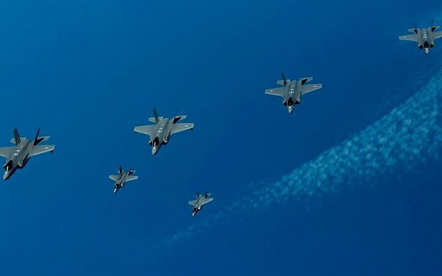 Des F-35 israéliens, américains et britanniques participent à un exercice militaire au-dessus de la mer Méditerranée, le 25 juin 2019. (Crédit : armée israélienne)