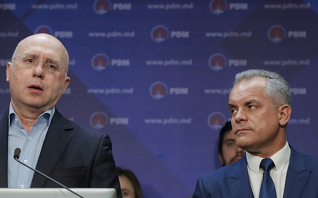 Vladimir Plahotniuc, le chef du Parti Démocrate, à droite, observe le Premier ministre de Moldavie Pavel Filip s'exprimer lors d'une conférence de presse à Chisinau, en Moldavie, le dimanche 24 février 2019. (AP Photo/Vadim Ghirda)