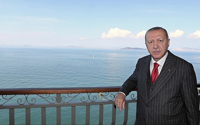 Le président turc Recep Tayyip Erdogan pose pour une photo lors d'une visite à l'île d'Yassiada dans la mer de Marmara à proximité d'Istanbul, le 24 mai 2019. (Service de presse présidentiel via AP, Pool)
