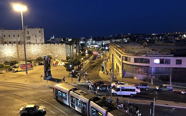 Alors que la nuit tombe, une vue d'un balcon à la scène qui est montée dan "Champ de Vue", un nouveau spectacle du Théâtre Clippa le 11 juin 2019, pour le festival Israël 2019. (Jessica Steinberg/Times of Israël)