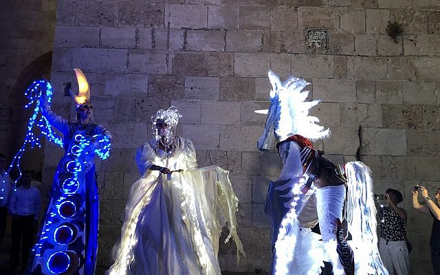 Les personnages hauts en couleurs et dignes d'un conte de fée qui accueillent les visiteurs à la Porte de Jaffa, lors du Festival de Lumière de Jérusalem, qui a ouvert le 26 juin 2019. (Jessica Steinberg/Times of Israël)