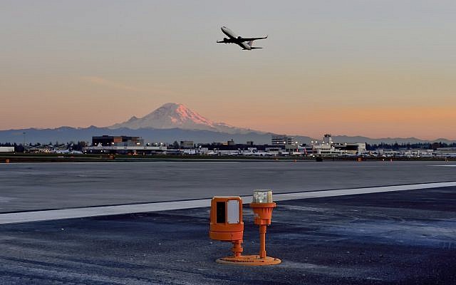 La solution de sécurité pour les pistes d'aéroport développée par Xsight Systems est déployée sur une piste de l'aéroport international Seattle Tacoma.