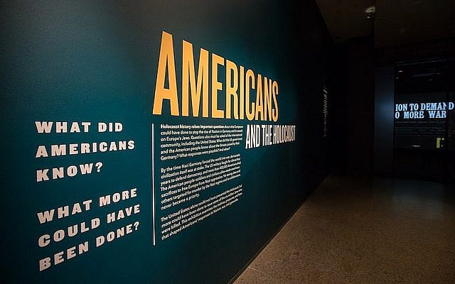 L'exposition "les Américains et la Shoah" au musée de commémoration de la Shoah de Washington, aux Etats-Unis, qui explore les décisions prises par le gouvernement, les médias, les artistes et les Américains en général en réponse au nazisme(Crédit : Musée de commémoration de la Shoah américain)