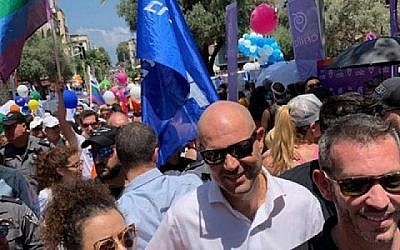 Le ministre de la Justice Amir Ohana à la Gay Pride de Tel Aviv, le 14 juin 2019.  (Crédit : Ministère de la Justice)