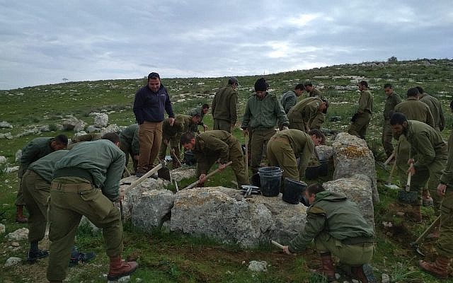 Des soldats de l'unité des parachutistes prennent part à des fouilles archéologiques sur leur base d'entraînement dans le sud d'sraël. Photo diffusée le 19 juin 2019. (Crédit :IAA)