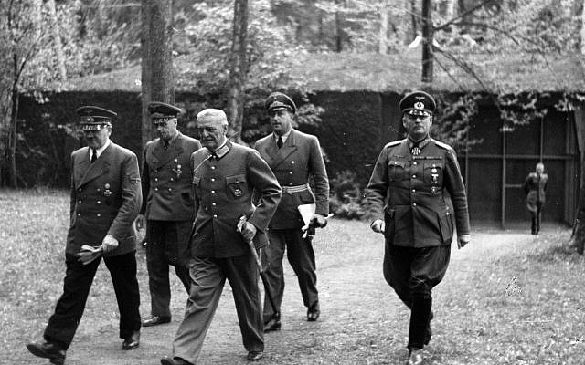 Adolf Hitler, (à gauche), avec le vice-chef d'État et ministre de la Défense de Croatie Slavko Kvaternik, (à sa gauche), et d'autres responsables nazis en 1941. (Heinrich Hoffmann/ullstein bild via Getty Images/via JTA)