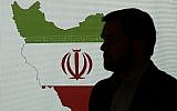 Illustration : Un expert en cybersécurité se tient devant une carte de l'Iran alors qu'il parle aux journalistes des techniques de piratage iranien, à Dubaï, aux Émirats arabes unis, le 20 septembre 2017. (Crédit: AP/Kamran Jebreili)