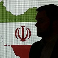 Illustration : Un expert en cyber-sécurité se tenant devant une carte de l'Iran alors qu'il parle aux journalistes des techniques de piratage iranien, à Dubaï, aux Émirats arabes unis, le 20 septembre 2017. (Crédit: AP/Kamran Jebreili)