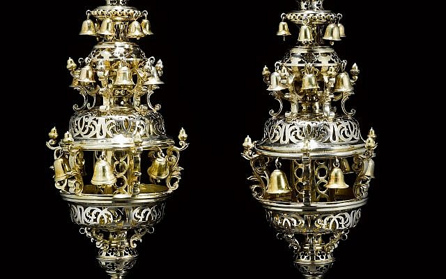 La paire de Rimonim en argent doré, qui date de 1764, de l'orfèvre britannique Edward Aldridge, a été acquise par le Museum of Fine Arts de Boston lors d'une vente aux enchères de Judaica de Sotheby's, à New York. (Avec l'aimable autorisation du Museum of Fine Arts/via JTA)