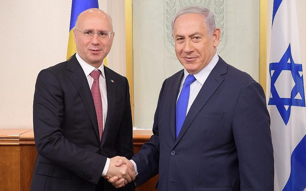 Le Premier ministre Benjamin Netanyahu (à droite) accueille le Premier ministre moldave Pavel Filip dans son bureau de Jérusalem, le 9 novembre 2017. (Amos Ben Gershom,/GPO)