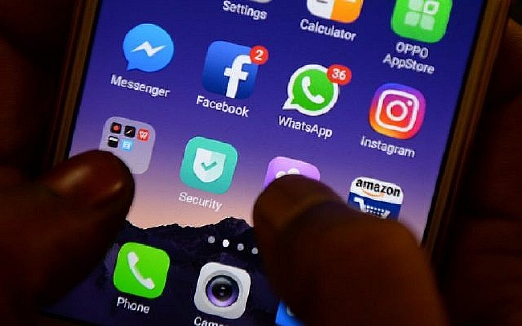 Cette photo du 22 mars 2018 montre les logos des applications Facebook, Instagram, Whatsapp et autres réseaux sociaux sur un smartphone. (Arun Sankar/AFP)