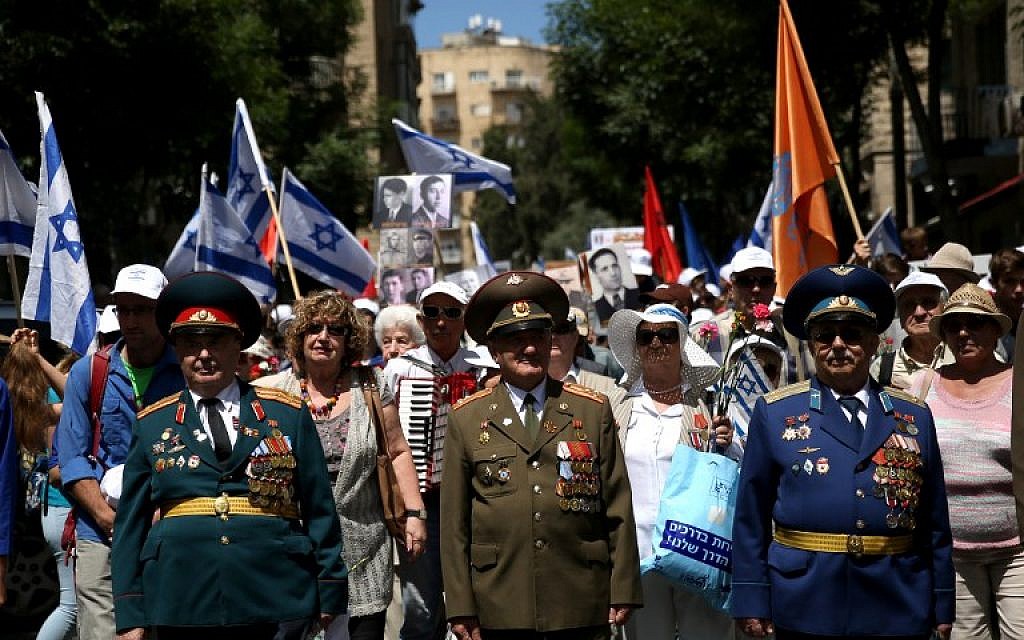 Des anciens combattants israéliens de la Seconde Guerre mondiale des armées alliées d'origine russe participent à un défilé marquant le 71e anniversaire de la victoire alliée sur l'Allemagne nazie, à Jérusalem, le 8 mai 2016. (AFP PHOTO / GALI TIBBON)