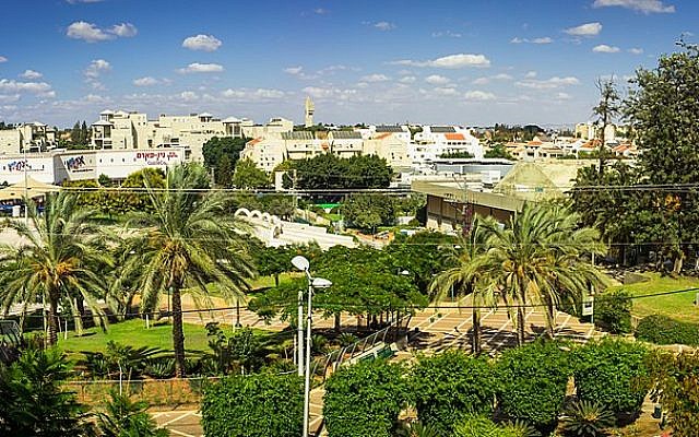 La ville de Kfar Saba, dans le centre d'Israël. Illustration (Crédit : Tomer Hu / Wikipédia / CC BY-SA 3.0)