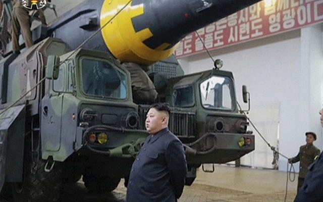 Cette image réalisée à partir d'une capture d'écran non datée diffusée dans un bulletin d'information de la KRT de Corée du Nord le lundi 15 mai 2017, montre le leader Kim Jong Un dans ce qui était censé être un site d'essai de missiles à un endroit non divulgué en Corée du Nord. Le lundi 15 mai 2017, la Corée du Nord a lancé avec succès un nouveau type de fusée balistique de "moyenne portée" pouvant transporter une ogive nucléaire lourde. (KRT via AP Video)