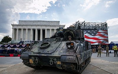 Un pilote de l'armée américaine met en place un véhicule de combat Bradley près du Lincoln Memorial à Washington, DC, en prévision des festivités du 4 juillet avec le président Donald Trump, le 3 juillet 2019. (AP Photo/Jacquelyn Martin)